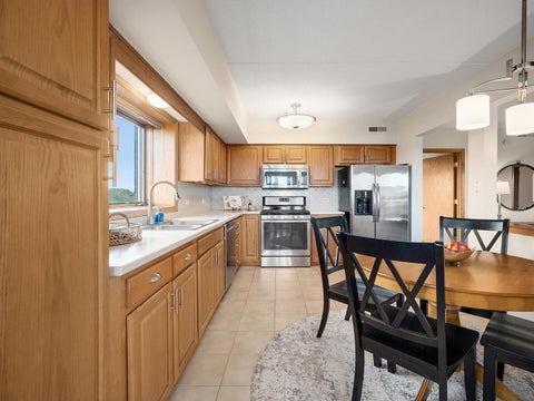 Tiny photo for 1 N Beacon Place #404, La Grange, IL 60525 (MLS # 12781101)