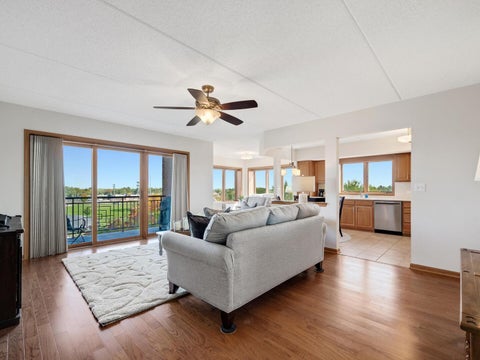 Tiny photo for 1 N Beacon Place #404, La Grange, IL 60525 (MLS # 12781101)