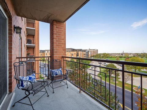 Tiny photo for 1 N Beacon Place #404, La Grange, IL 60525 (MLS # 12781101)