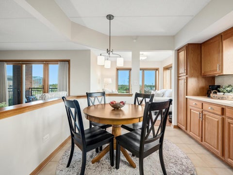Tiny photo for 1 N Beacon Place #404, La Grange, IL 60525 (MLS # 12781101)