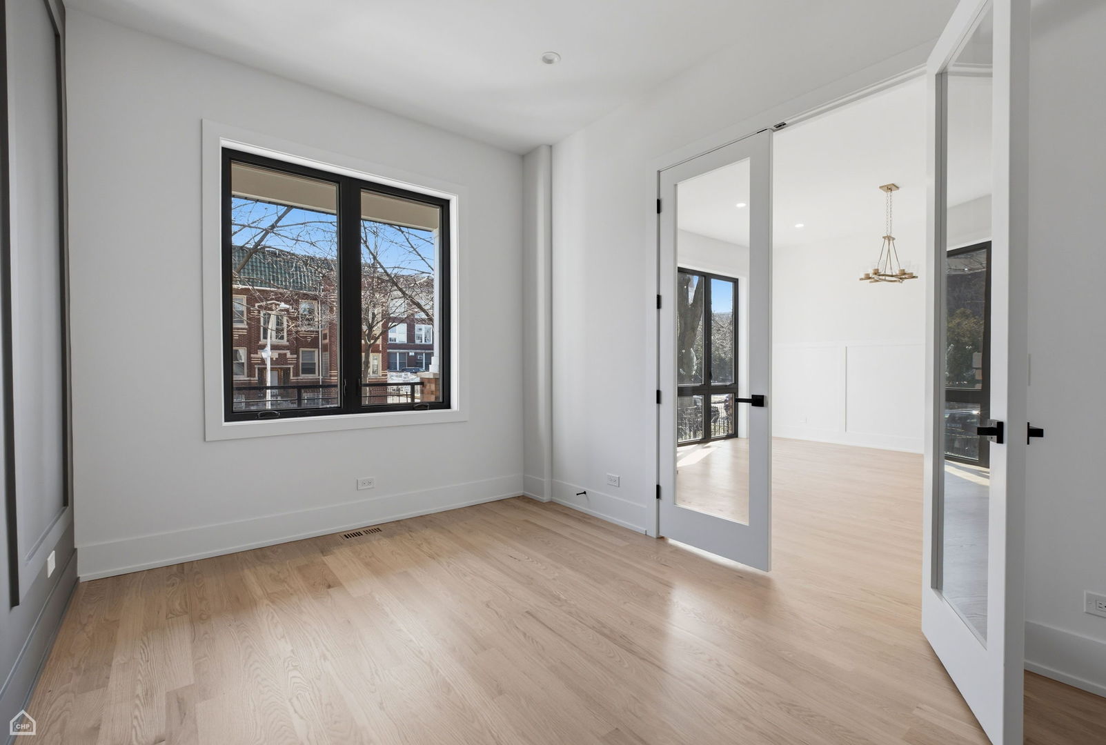 4242 N Sacramento Avenue