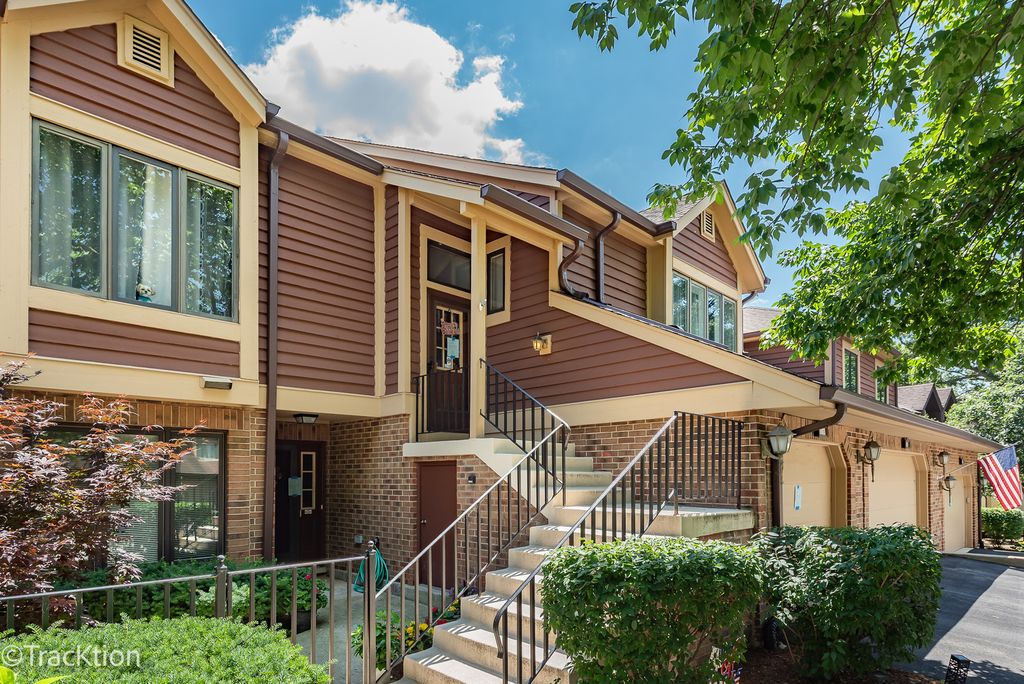 Photo for 1014 Braemoor Drive #B, Downers Grove, IL 60515 (MLS # 12485158)