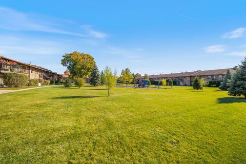 Tiny photo for 826 E Old Willow Road #103, Prospect Heights, IL 60070 (MLS # 12578315)