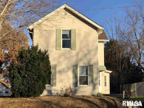 Photo of 2307 FARNAM Street, Davenport, IA 52803 (MLS # QC4259248)