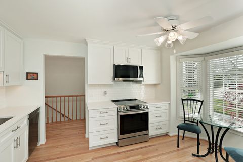 Tiny photo for 19 The Court of Greenway #19, Northbrook, IL 60062 (MLS # 12624207)