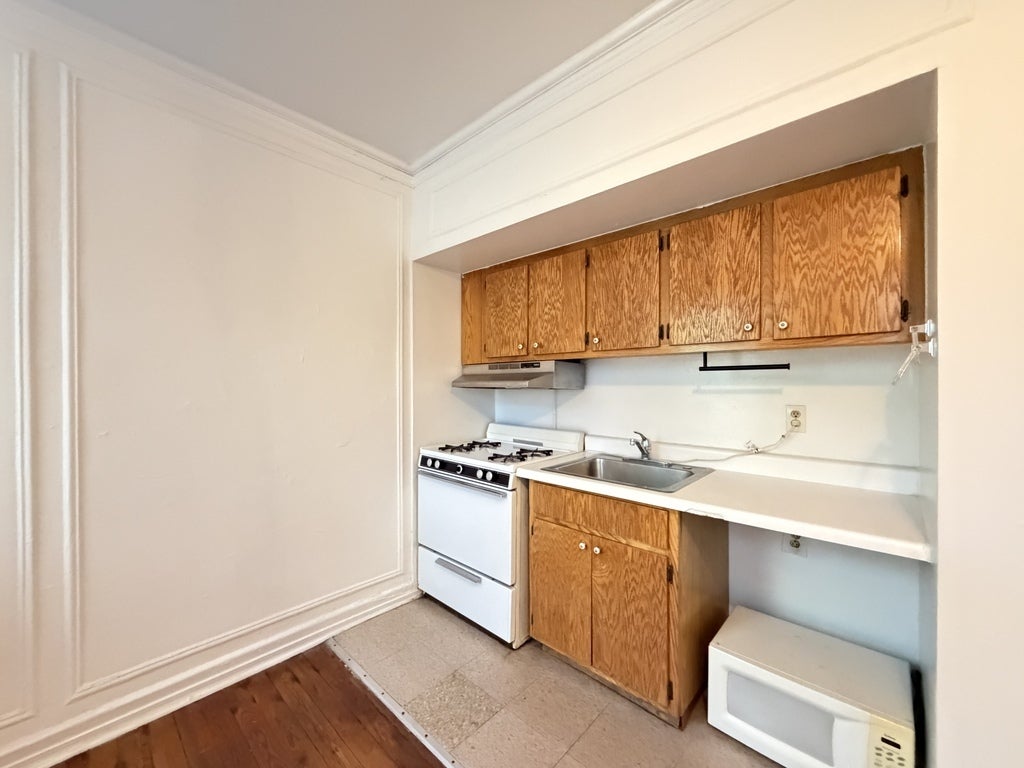 4060 N KENMORE Avenue 302