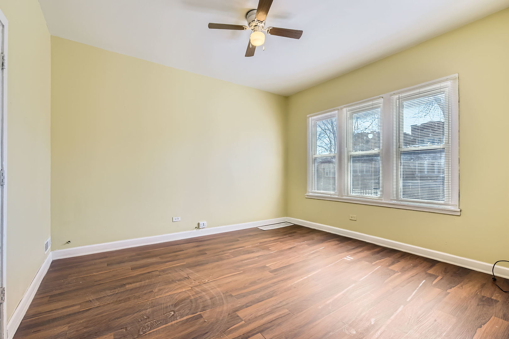832 E 87th Place