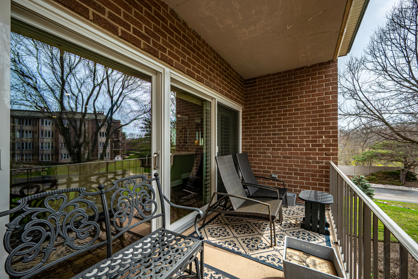 Oak Brook, Illinois, 60523, United States, 2 Bedrooms Bedrooms, ,2 BathroomsBathrooms,Residential,Active,2035137