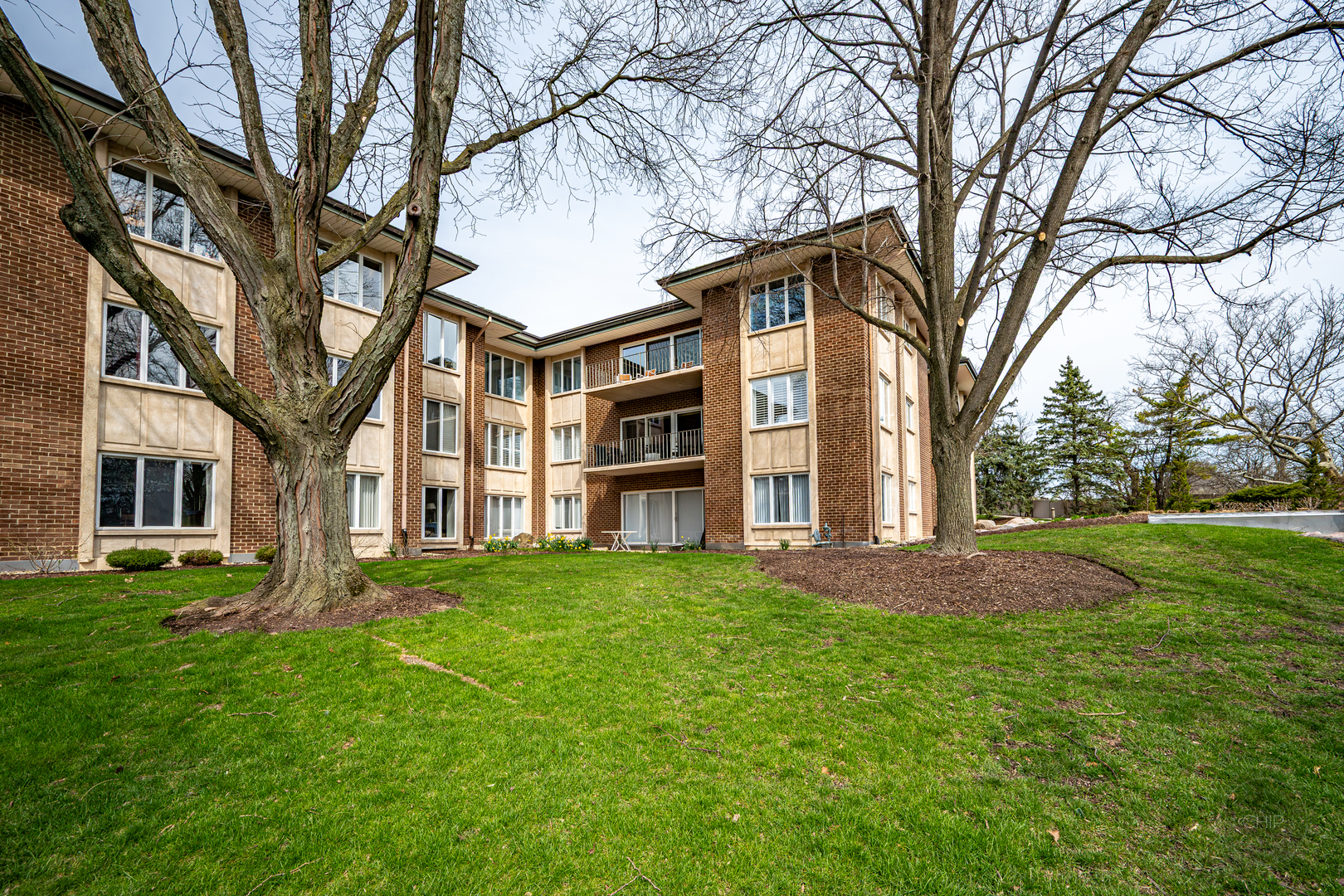 Oak Brook, Illinois, 60523, United States, 2 Bedrooms Bedrooms, ,2 BathroomsBathrooms,Residential,Active,2035137