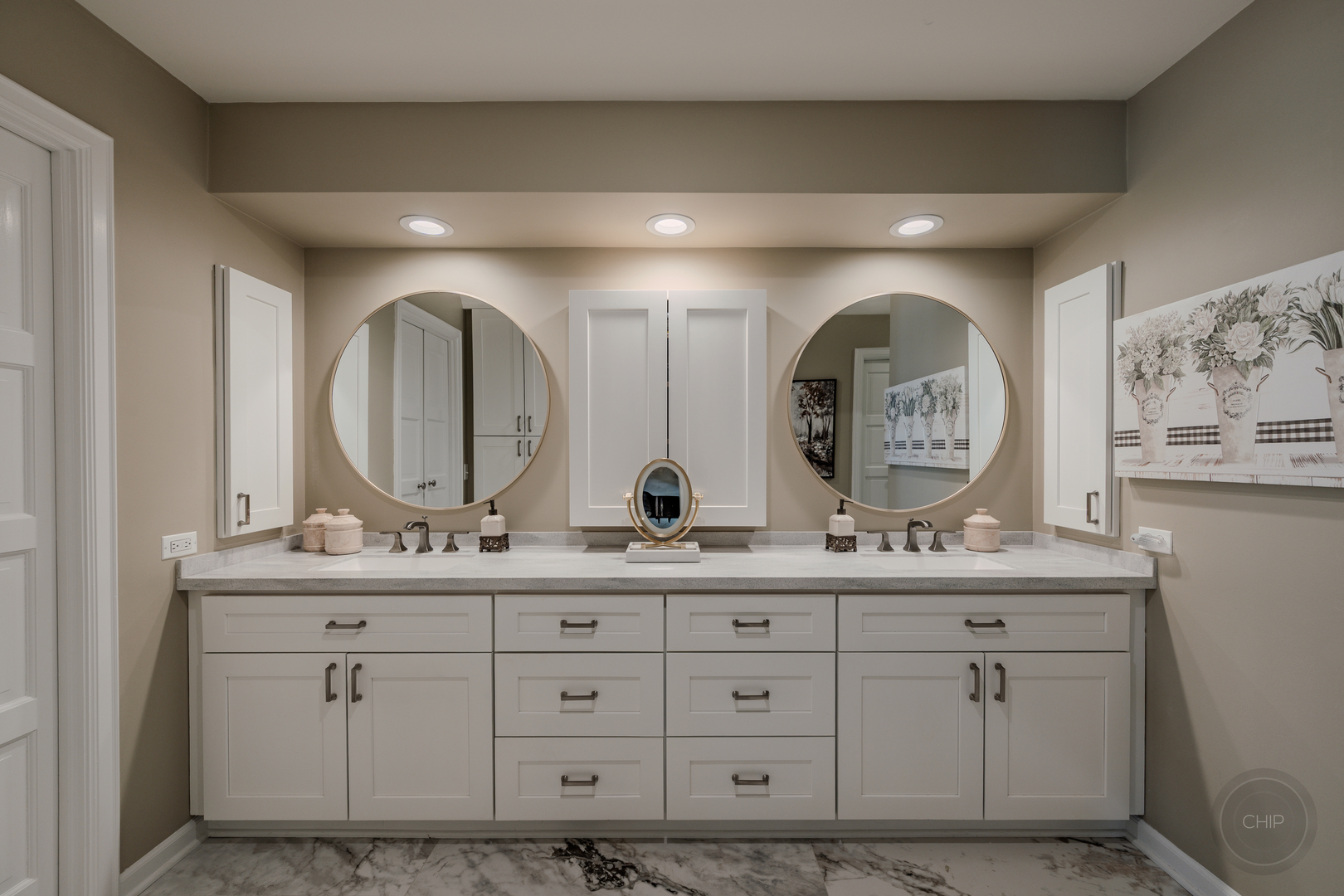 Oak Brook, Illinois, 60523, United States, 2 Bedrooms Bedrooms, ,2 BathroomsBathrooms,Residential,Active,2035137
