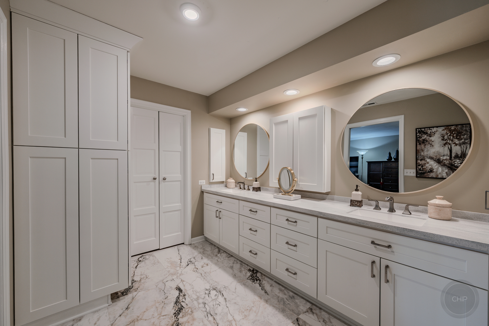 Oak Brook, Illinois, 60523, United States, 2 Bedrooms Bedrooms, ,2 BathroomsBathrooms,Residential,Active,2035137