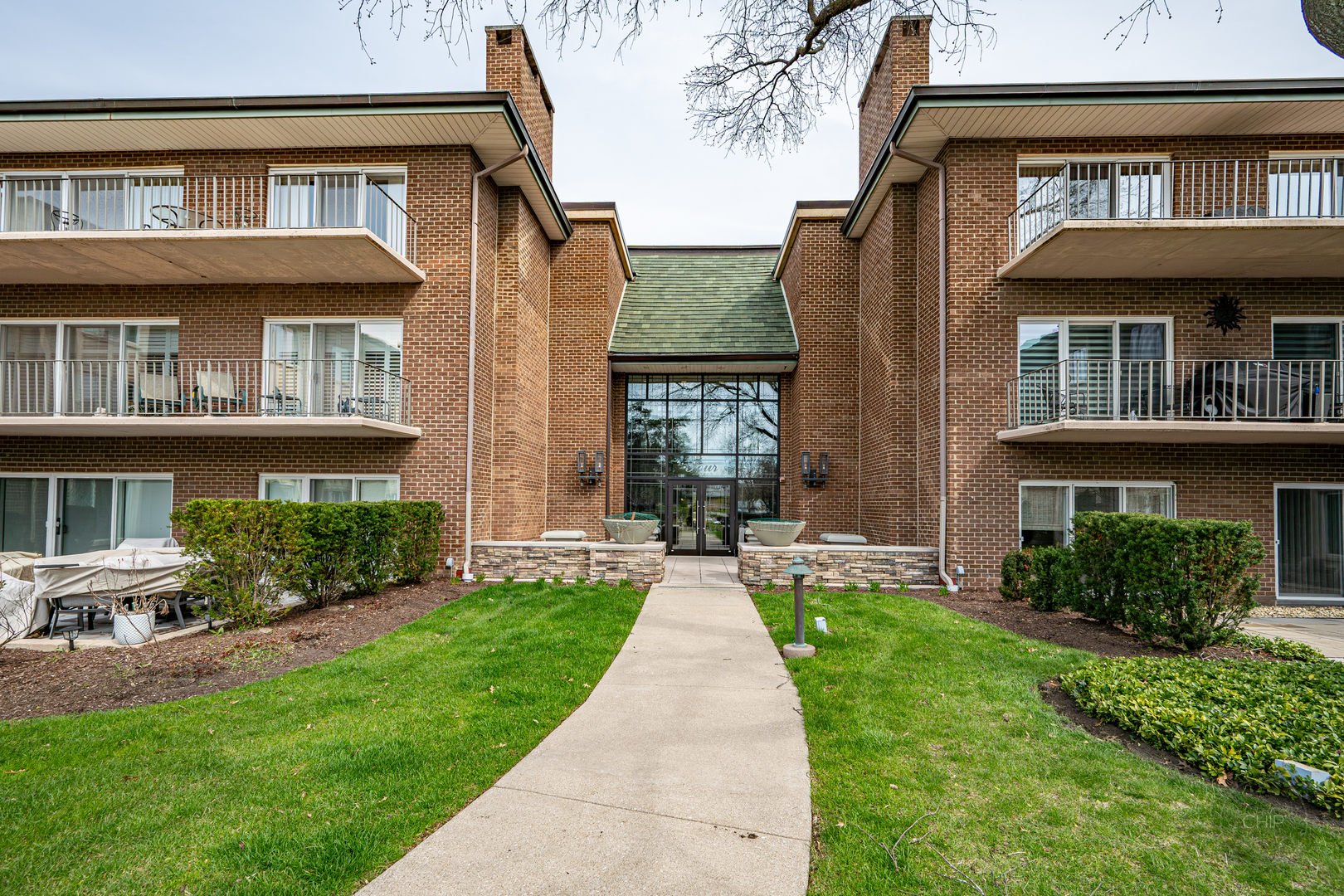 Oak Brook, Illinois, 60523, United States, 2 Bedrooms Bedrooms, ,2 BathroomsBathrooms,Residential,Active,2035137