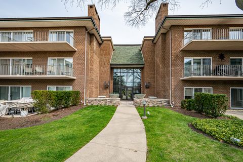 Photo of 4 Oak Brook Club Drive #G205, Oak Brook, IL 60523 (MLS # 12614089)