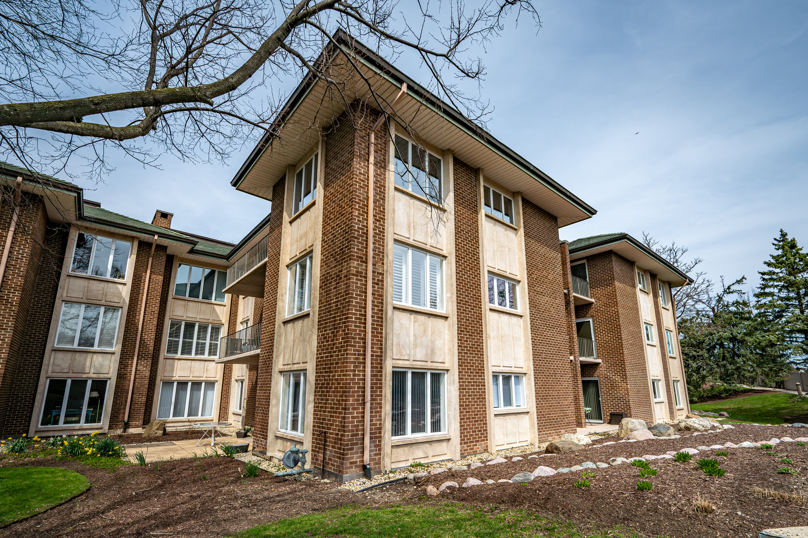 Oak Brook, Illinois, 60523, United States, 2 Bedrooms Bedrooms, ,2 BathroomsBathrooms,Residential,Active,2035137