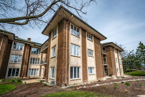 Tiny photo for 4 Oak Brook Club Drive #G205, Oak Brook, IL 60523 (MLS # 12614089)