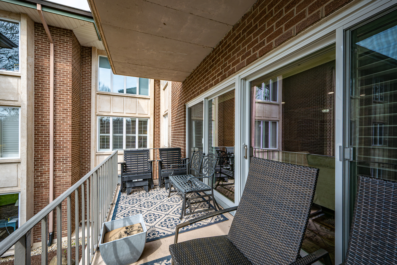 Oak Brook, Illinois, 60523, United States, 2 Bedrooms Bedrooms, ,2 BathroomsBathrooms,Residential,Active,2035137
