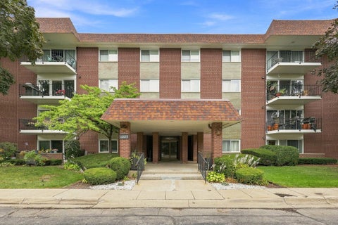 Tiny photo for 1025 S Fernandez Avenue #1S, Arlington Heights, IL 60005 (MLS # 12666152)
