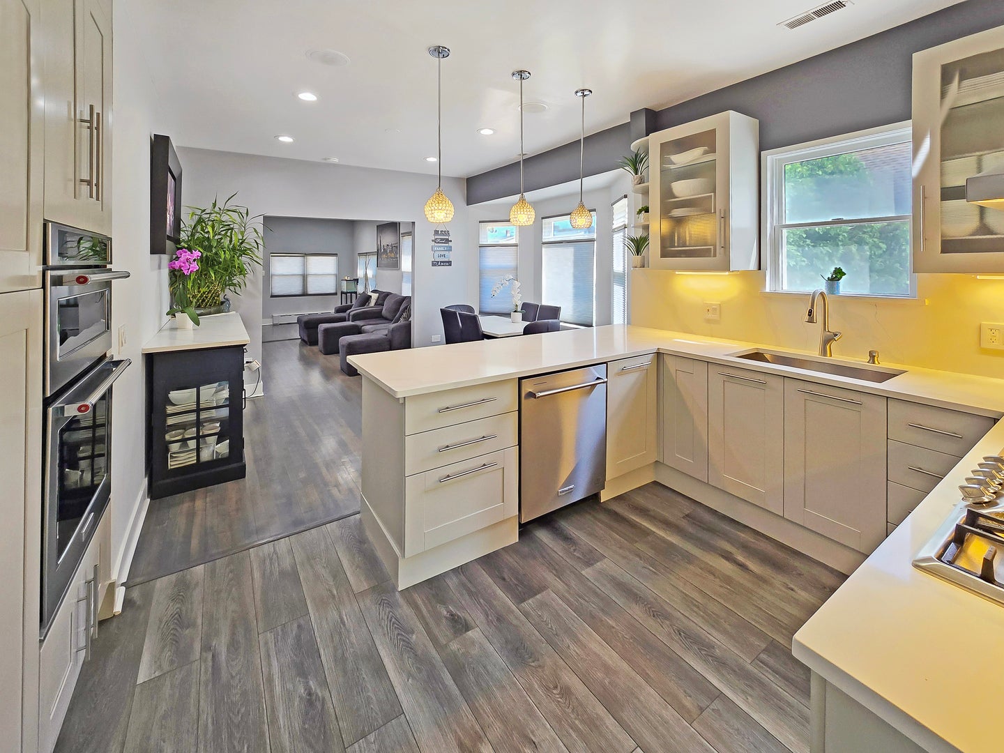 2316 N 76th Court