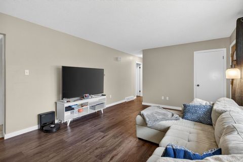 Tiny photo for 1136 4th Avenue N, Clinton, IA 52732 (MLS # 100000479)