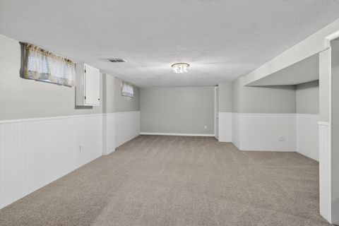 Tiny photo for 1136 4th Avenue N, Clinton, IA 52732 (MLS # 100000479)