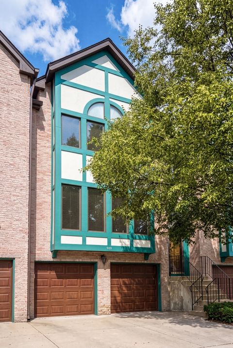 Photo of 909 W Essex Place, Arlington Heights, IL 60004 (MLS # 12703738)