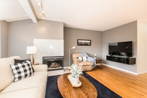 Tiny photo for 909 W Essex Place, Arlington Heights, IL 60004 (MLS # 12703738)
