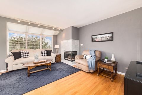 Tiny photo for 909 W Essex Place, Arlington Heights, IL 60004 (MLS # 12703738)