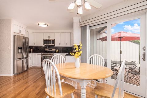 Tiny photo for 909 W Essex Place, Arlington Heights, IL 60004 (MLS # 12703738)