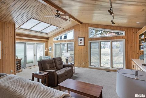 Tiny photo for 4406 BELLE Avenue, Davenport, IA 52807 (MLS # QC4269290)