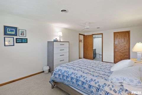 Tiny photo for 4406 BELLE Avenue, Davenport, IA 52807 (MLS # QC4269290)