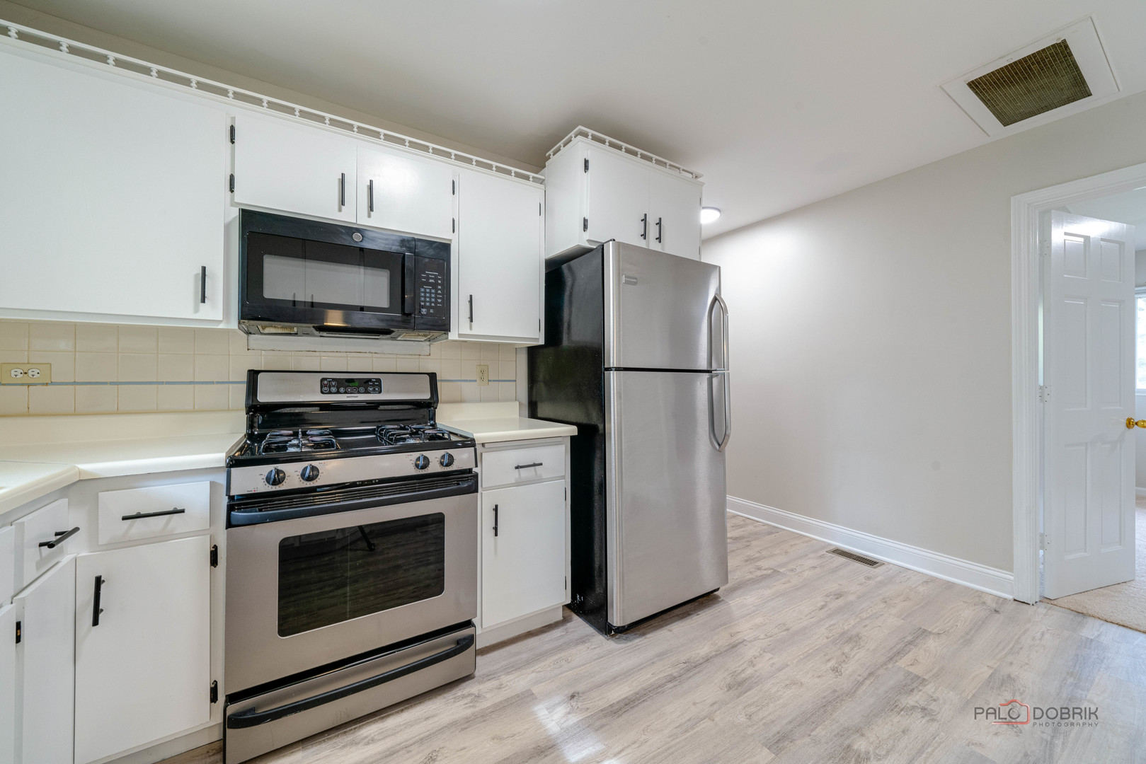 Lake Bluff, Illinois 60044, United States, 3 Bedrooms Bedrooms, ,3 BathroomsBathrooms,Residential,Active,230960