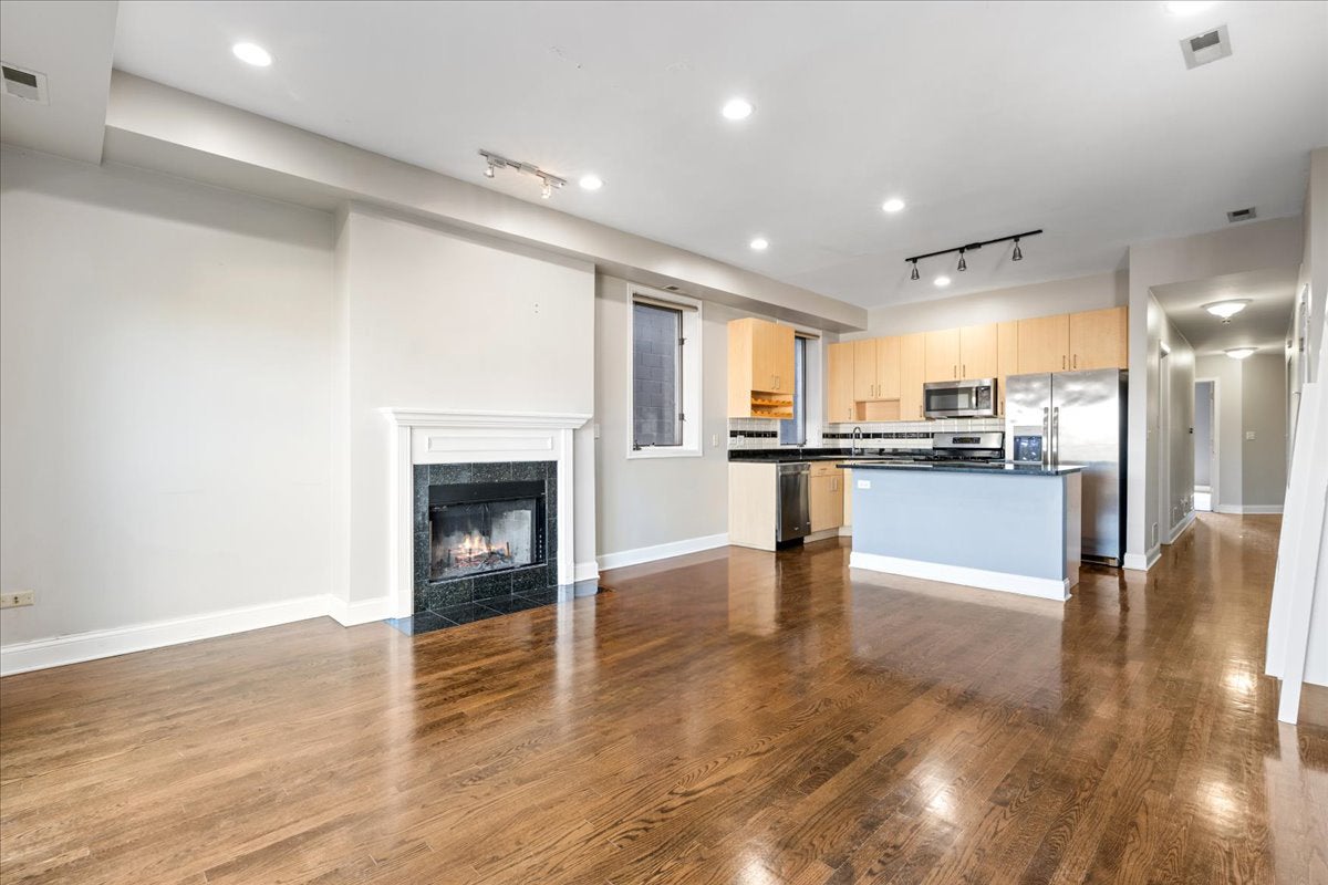 1369 W Hubbard Street 3E