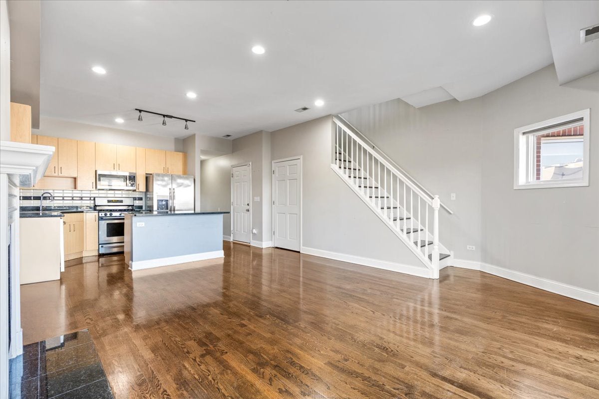 1369 W Hubbard Street 3E