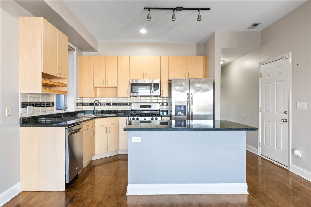1369 W Hubbard Street 3E