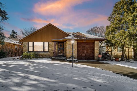 Tiny photo for 7050 N Keating Avenue, Lincolnwood, IL 60712 (MLS # 12554134)