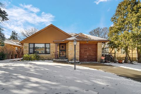 Tiny photo for 7050 N Keating Avenue, Lincolnwood, IL 60712 (MLS # 12554134)