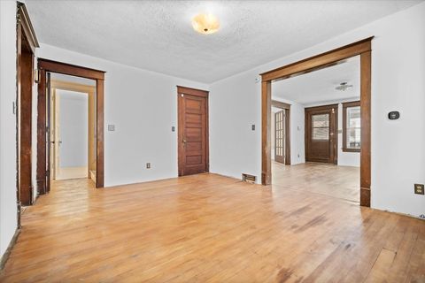 Tiny photo for 710 W Jefferson Street, Bloomington, IL 61701 (MLS # 12498977)