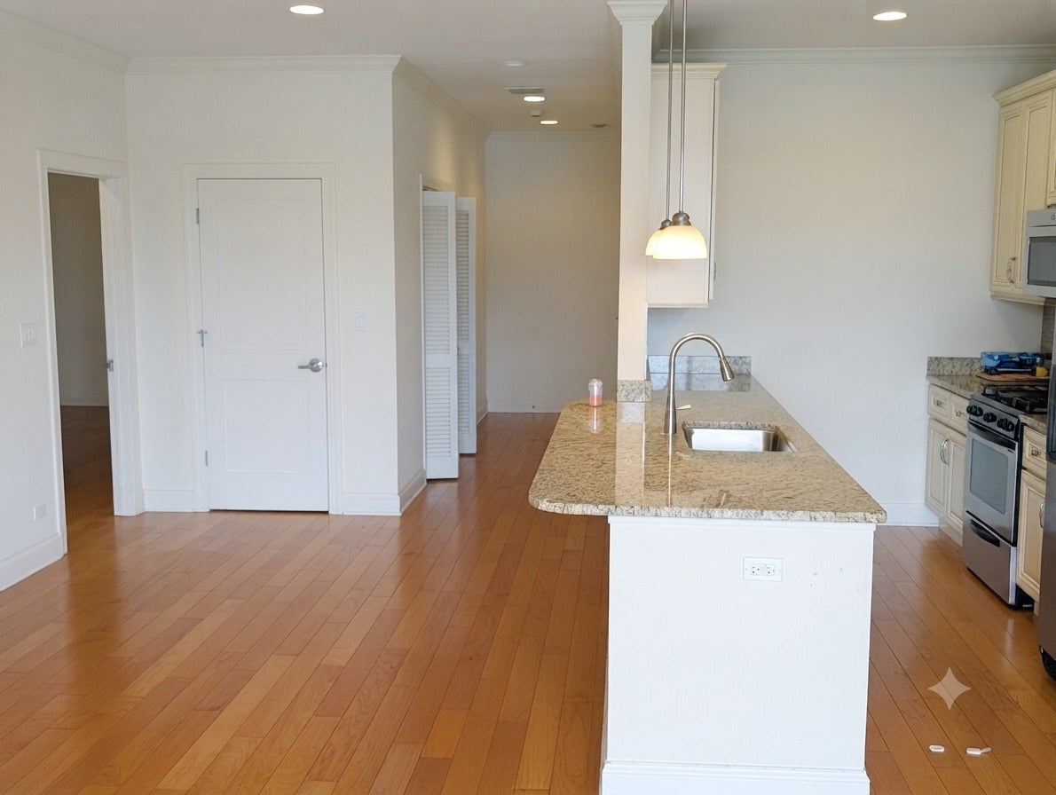 2352 W Byron Street 301