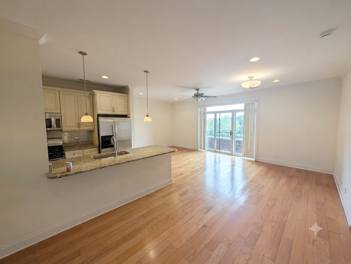 2352 W Byron Street 301