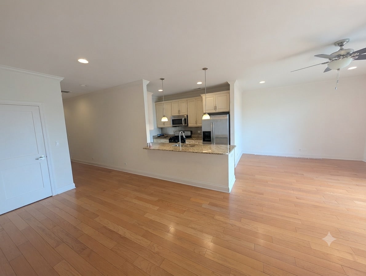 2352 W Byron Street 301
