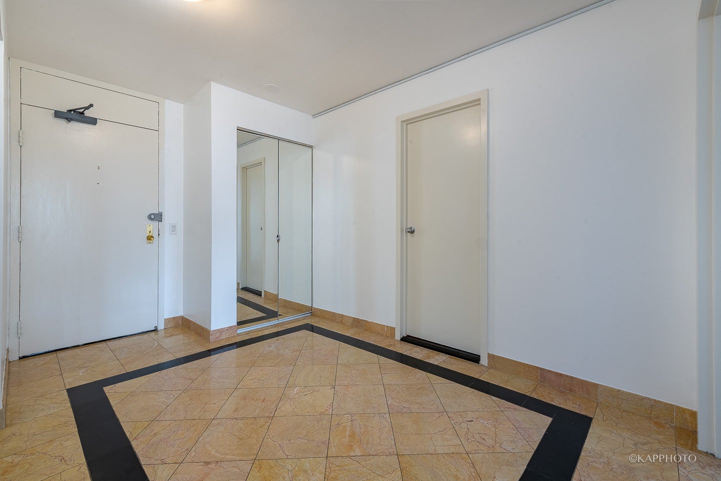 525 W Hawthorne Place 1601