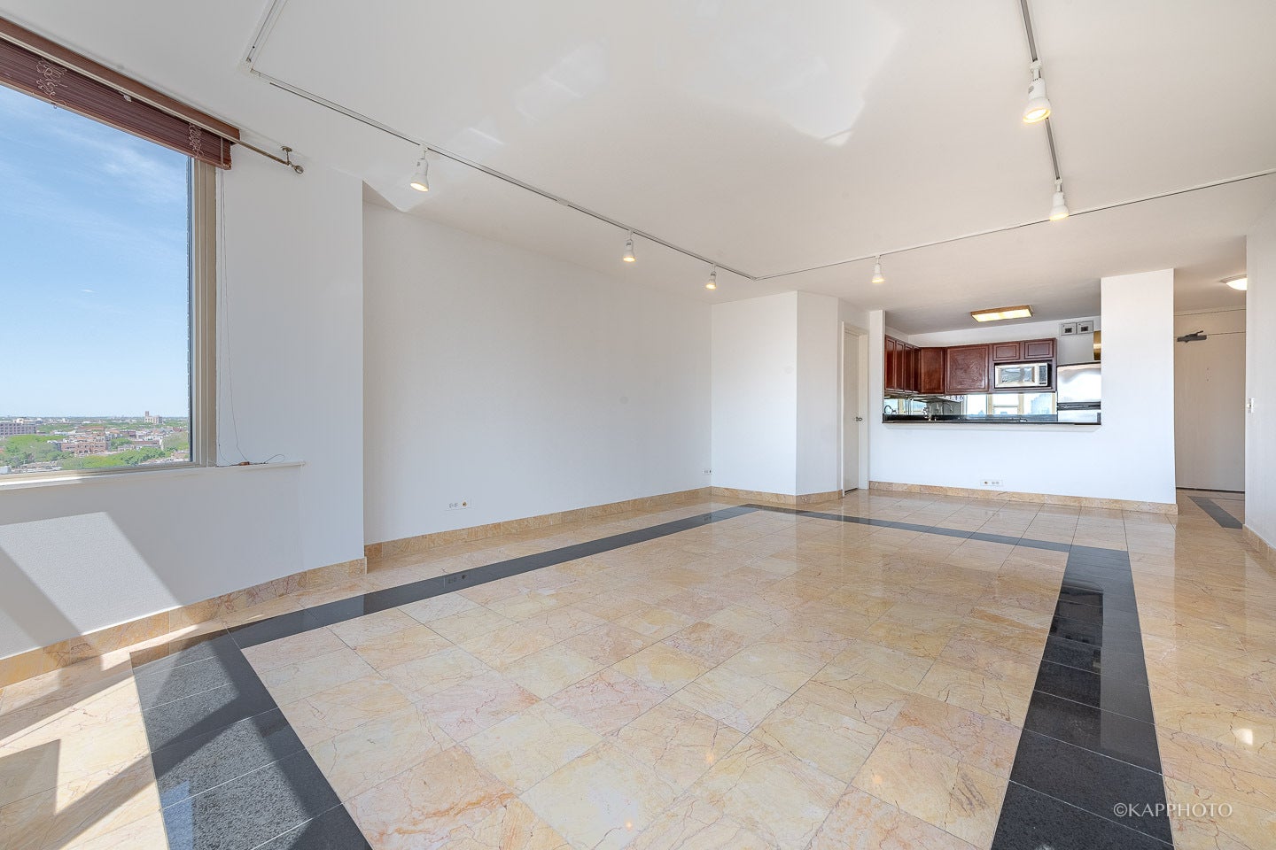 525 W Hawthorne Place 1601