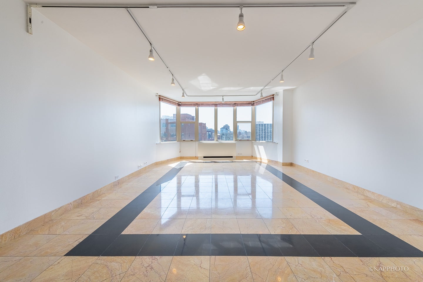 525 W Hawthorne Place 1601
