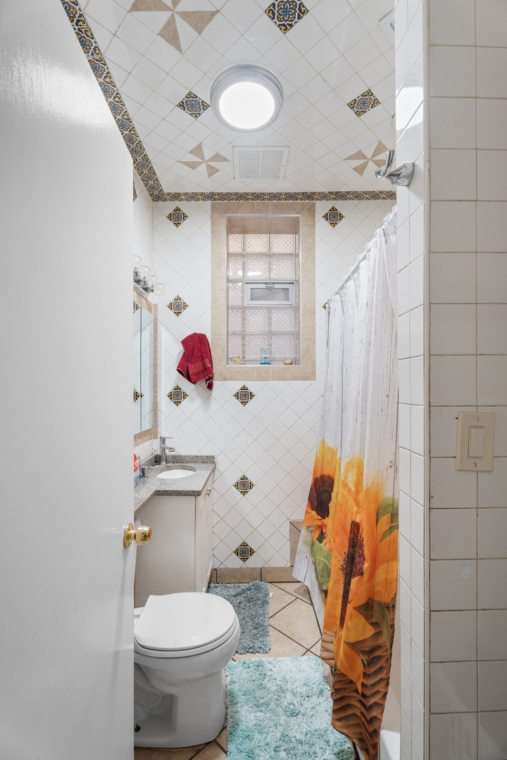 2539 S Sawyer Avenue