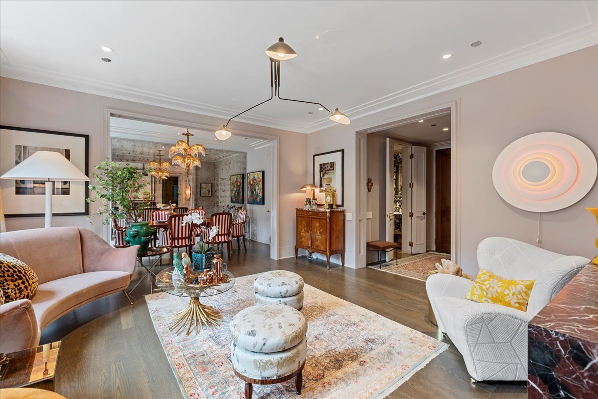 159 E Walton Place 8C