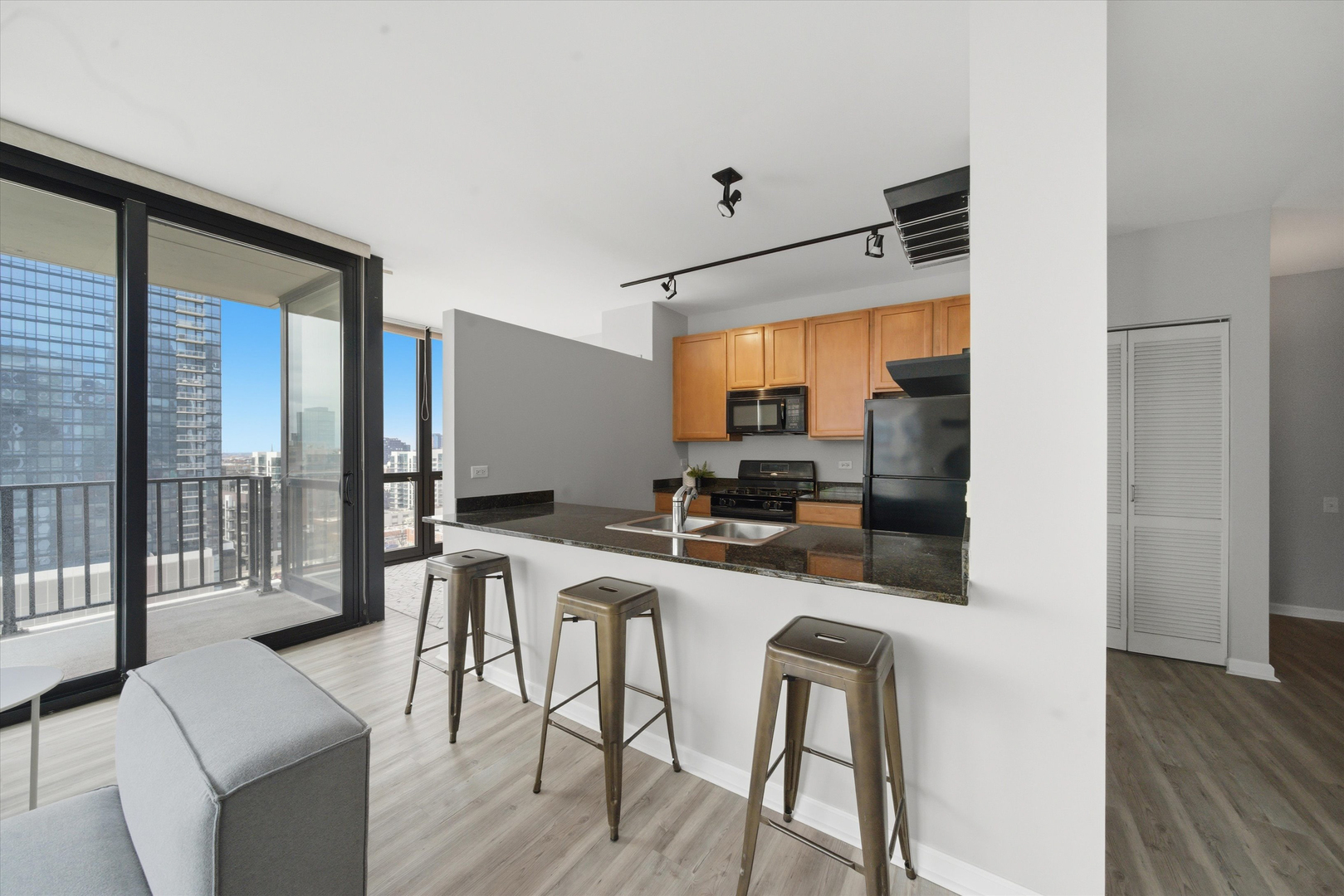 210 S Desplaines Street 1210