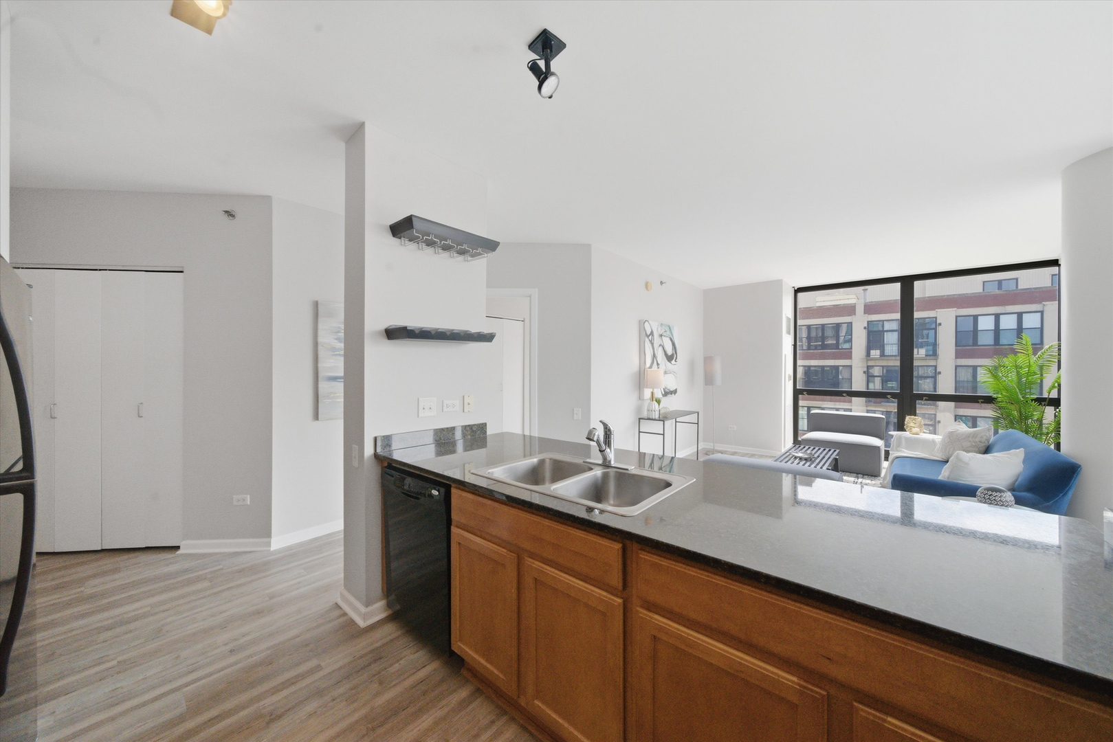 210 S Desplaines Street 1210