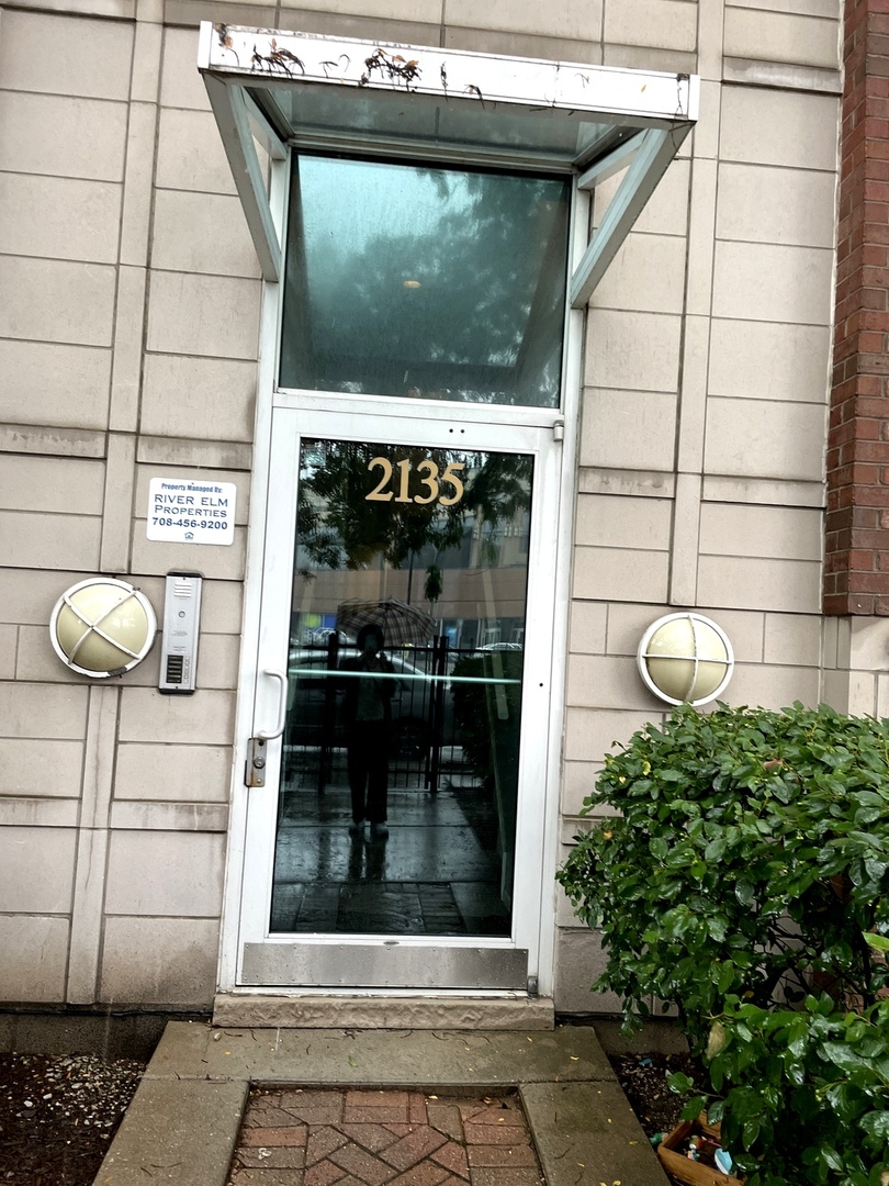 2135 N SOUTHPORT Avenue 102