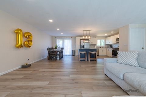 Tiny photo for 818 Brentwood Court, Schaumburg, IL 60193 (MLS # 12479925)