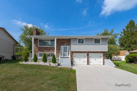 Photo of 818 Brentwood Court, Schaumburg, IL 60193 (MLS # 12479925)